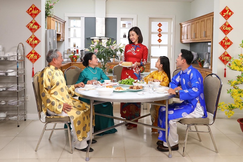 Mâm cơm ngày Tết ấm cúng cùng sản phẩm bộ bàn ghế ăn Qui Phúc.