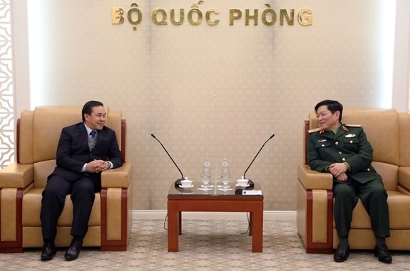The Minister of National Defence, General Ngo Xuan Lich (R), meets Lao Ambassador Sengphet Houngboungnuang in Hanoi on January 20 (Photo: qdnd.vn)
