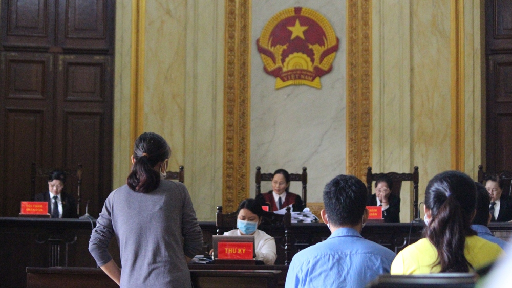 Bị cáo Tôn Nữ Thị Huyền (đứng) tại phiên tòa sáng nay