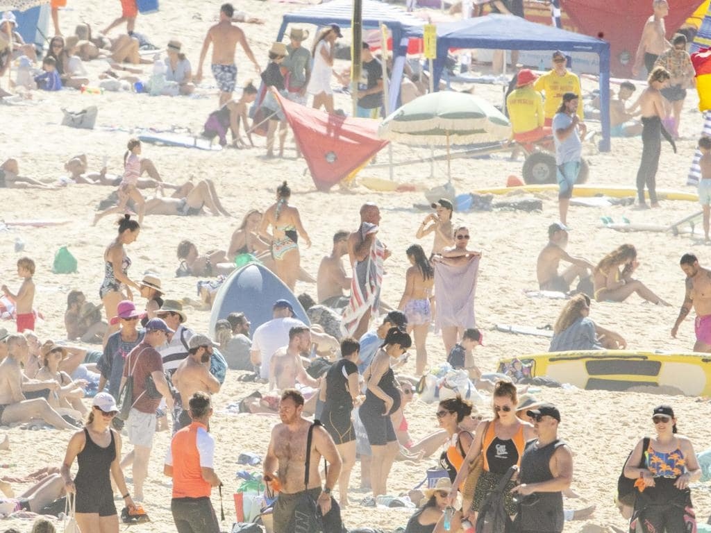 Người dân Sydney đổ về bãi biển Bondi vào sáng 23/1. Ảnh Jenny Evans.