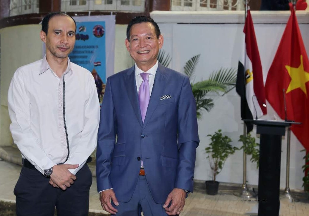 Nhà báo Hassan (trái) trong một lần tham dự sự kiện văn hóa tại Đại sứ quán Việt Nam 