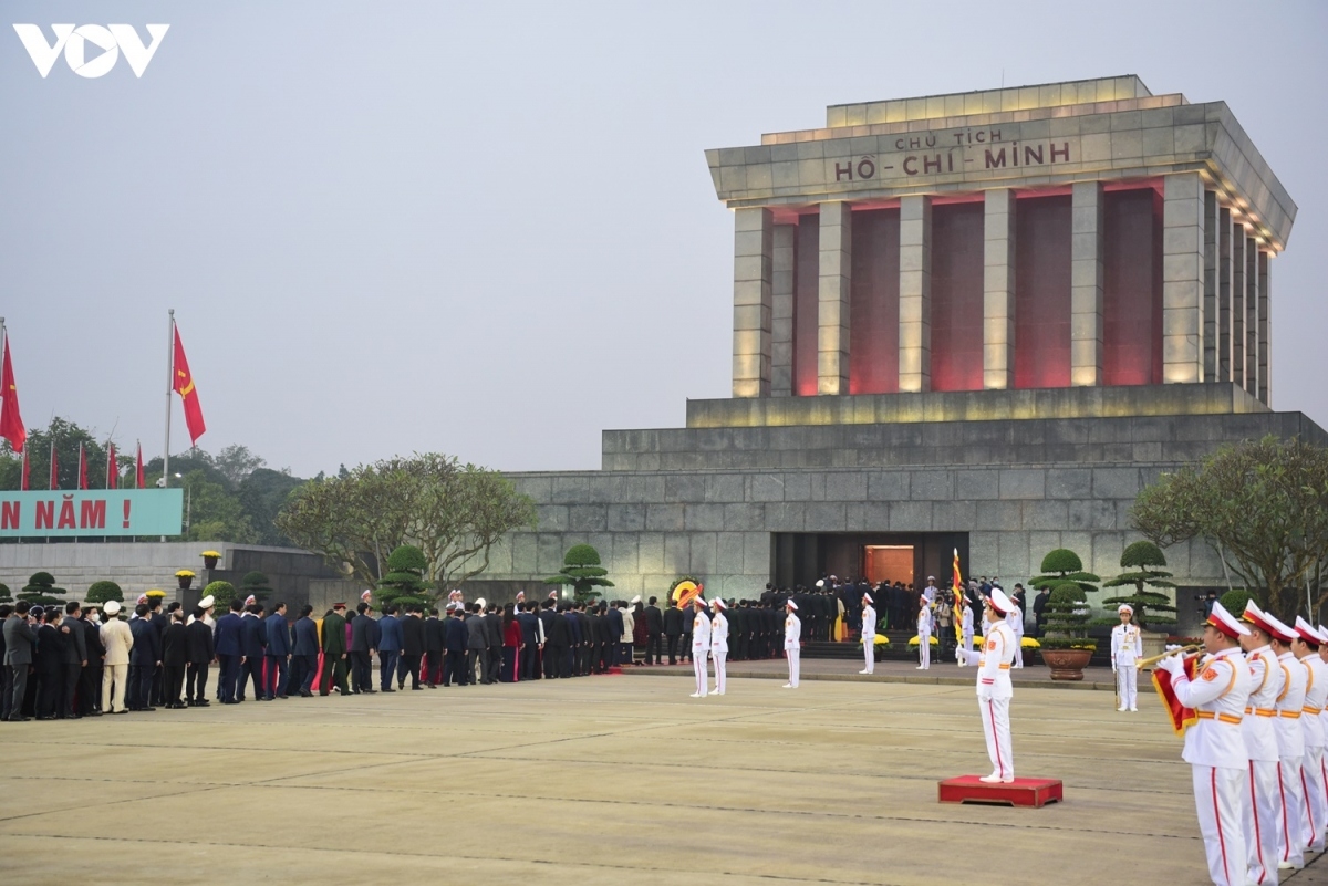 senior leaders pay tribute to president ho chi minh ahead of national party congress picture 9