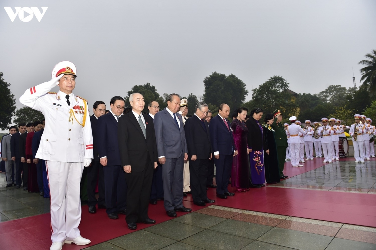 senior leaders pay tribute to president ho chi minh ahead of national party congress picture 11