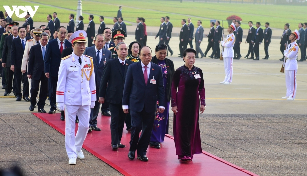 senior leaders pay tribute to president ho chi minh ahead of national party congress picture 1