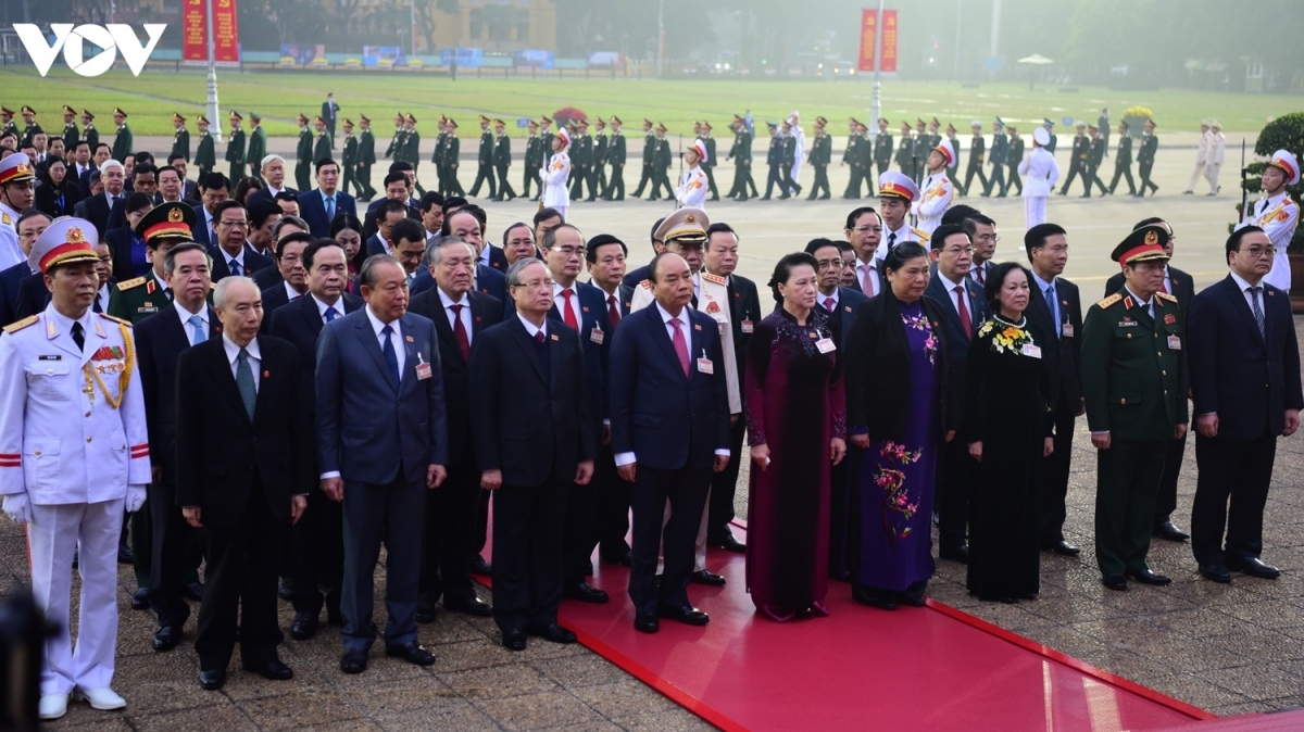 senior leaders pay tribute to president ho chi minh ahead of national party congress picture 3