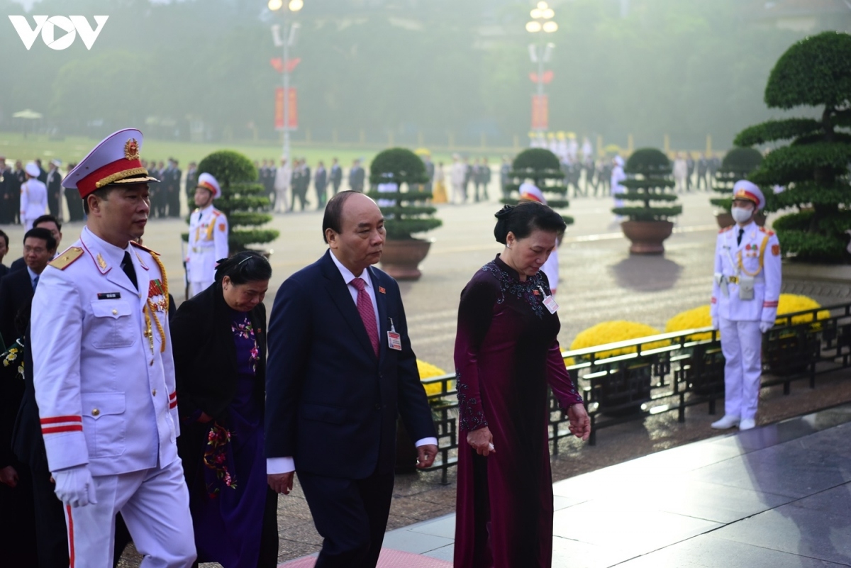 senior leaders pay tribute to president ho chi minh ahead of national party congress picture 4