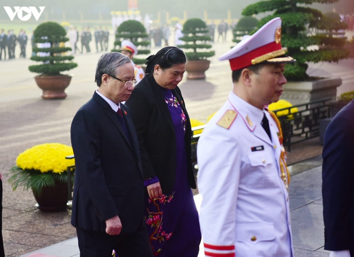 senior leaders pay tribute to president ho chi minh ahead of national party congress picture 5