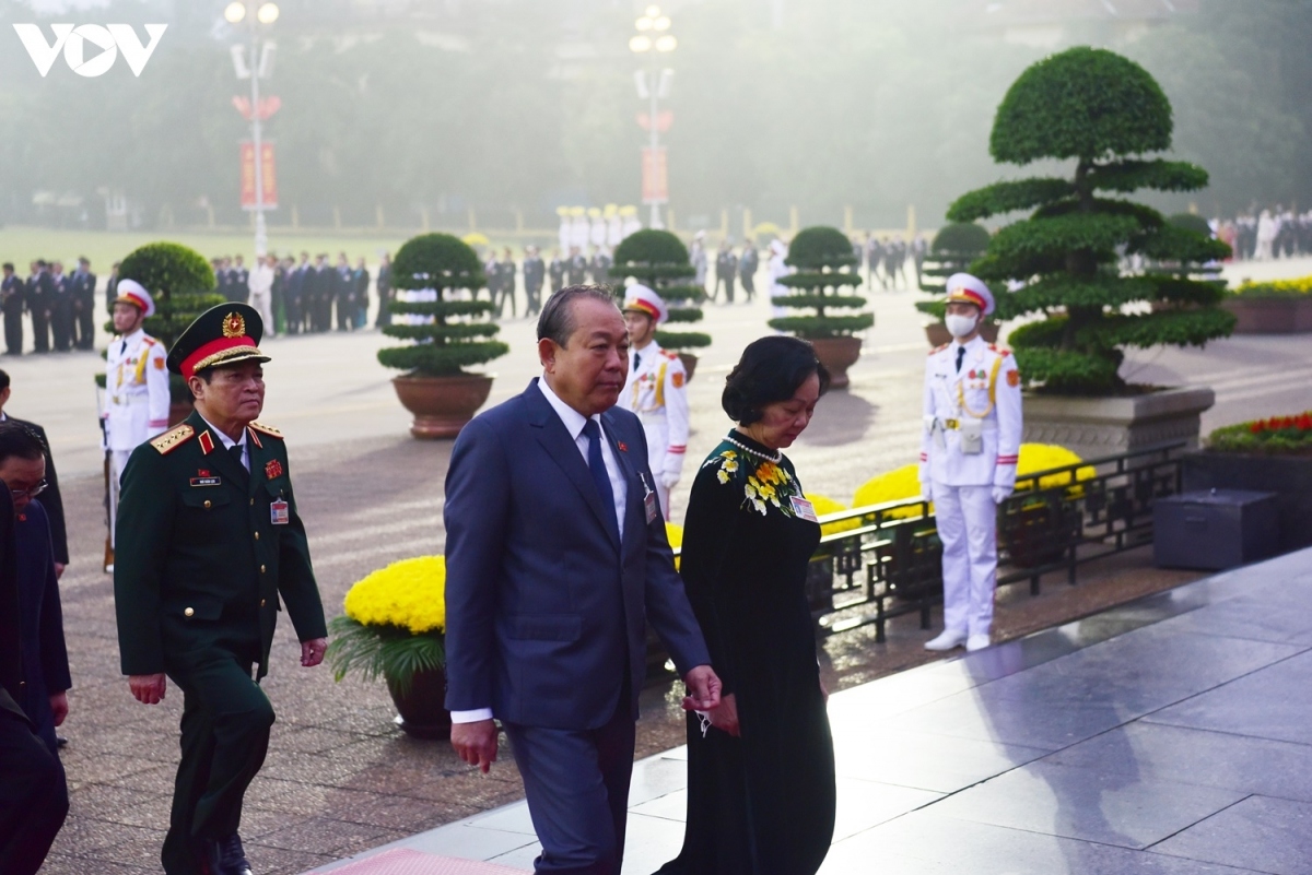 senior leaders pay tribute to president ho chi minh ahead of national party congress picture 6