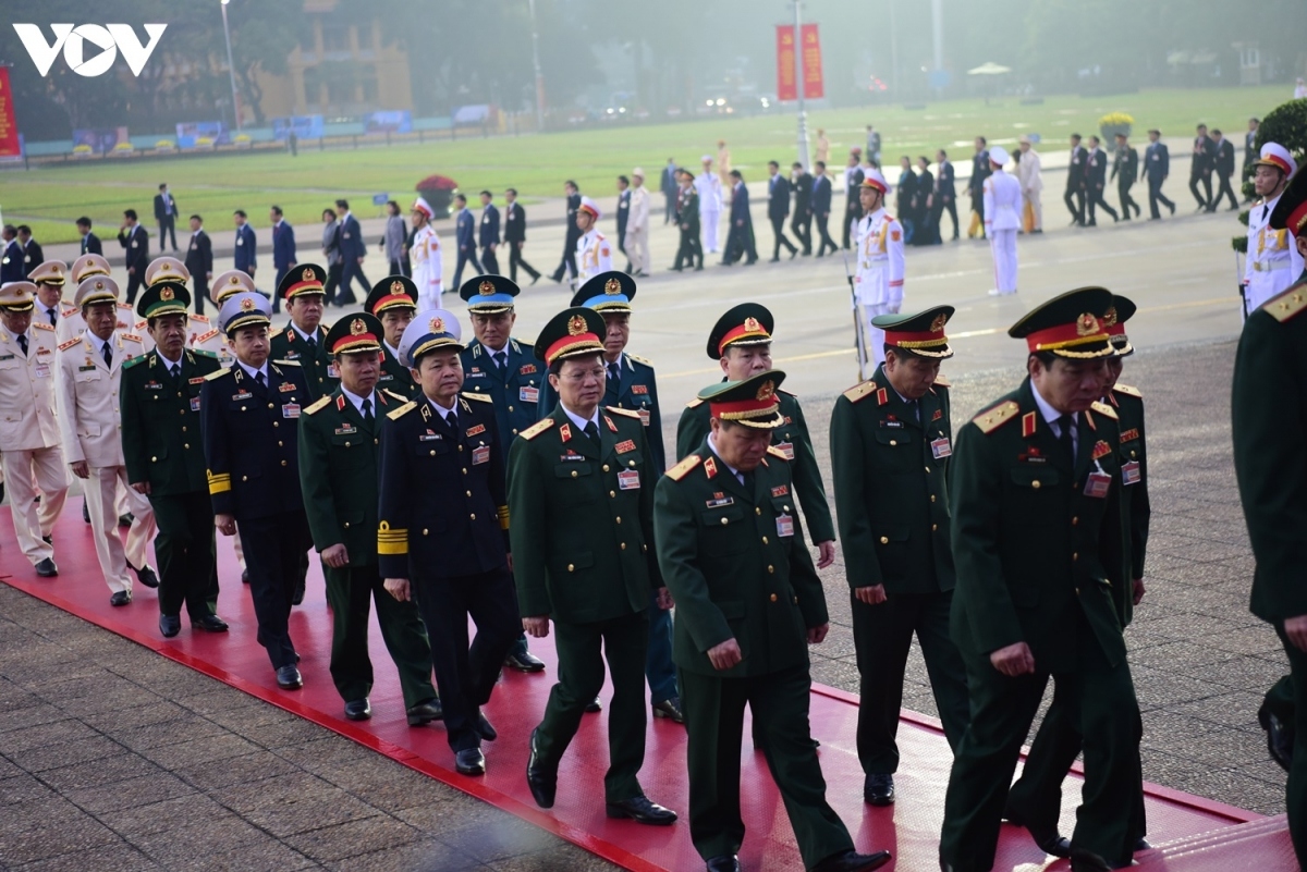 senior leaders pay tribute to president ho chi minh ahead of national party congress picture 7