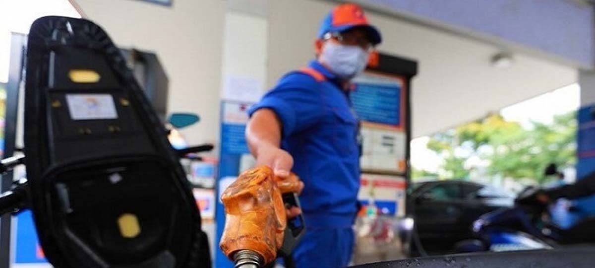 Petrol prices record fifth consecutive increase, up nearly VND400 per litre