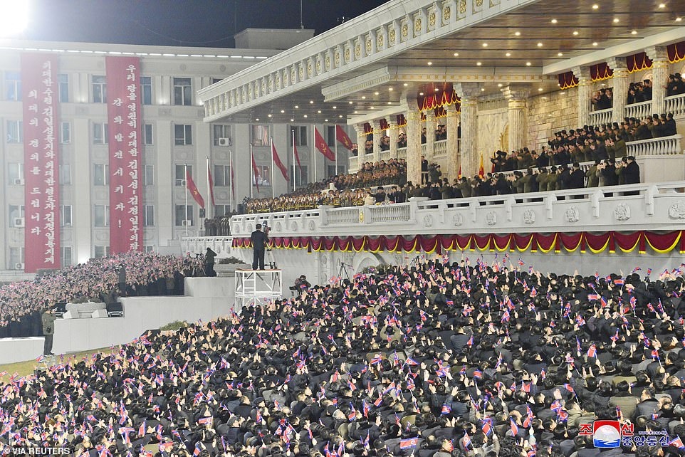 Dù kinh tế khó khăn, Triều Tiên vẫy hay tổ chức nhiều sự kiện tập thể hoành tráng như thế này.