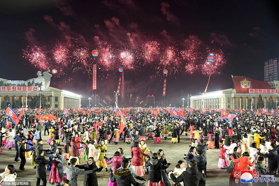 Người dân Triều Tiên trong trang phục truyền thống và áo ấm khiêu vũ ngay trên quảng trường Kim Nhật Thành.
