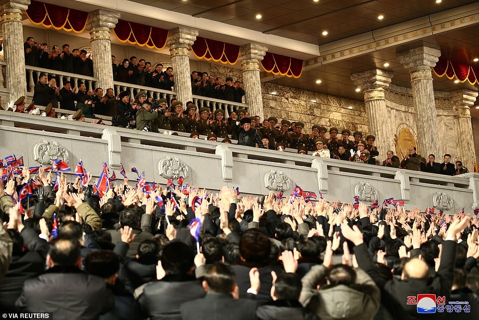 Dân chúng Triều Tiên bày tỏ sự sùng kính với lãnh tụ Kim Jong Un của họ.