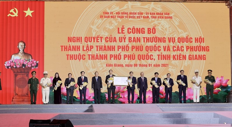 Phó Thủ tướng Thường trực Chính phủ Trương Hòa Bình đã trao Nghị quyết thành lập Thành phố Phú Quốc và các phường thuộc Thành phố Phú Quốc cho lãnh đạo tỉnh Kiên Giang.