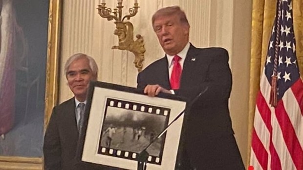 photographer behind napalm girl photo awarded us s national medal of arts picture 1