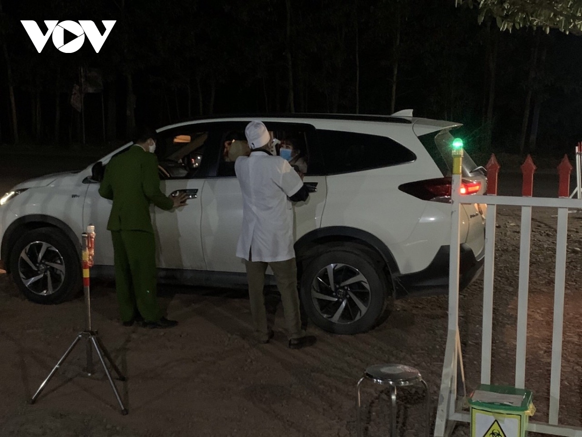 photos show midnight effort to set up check-points in quang ninh picture 11