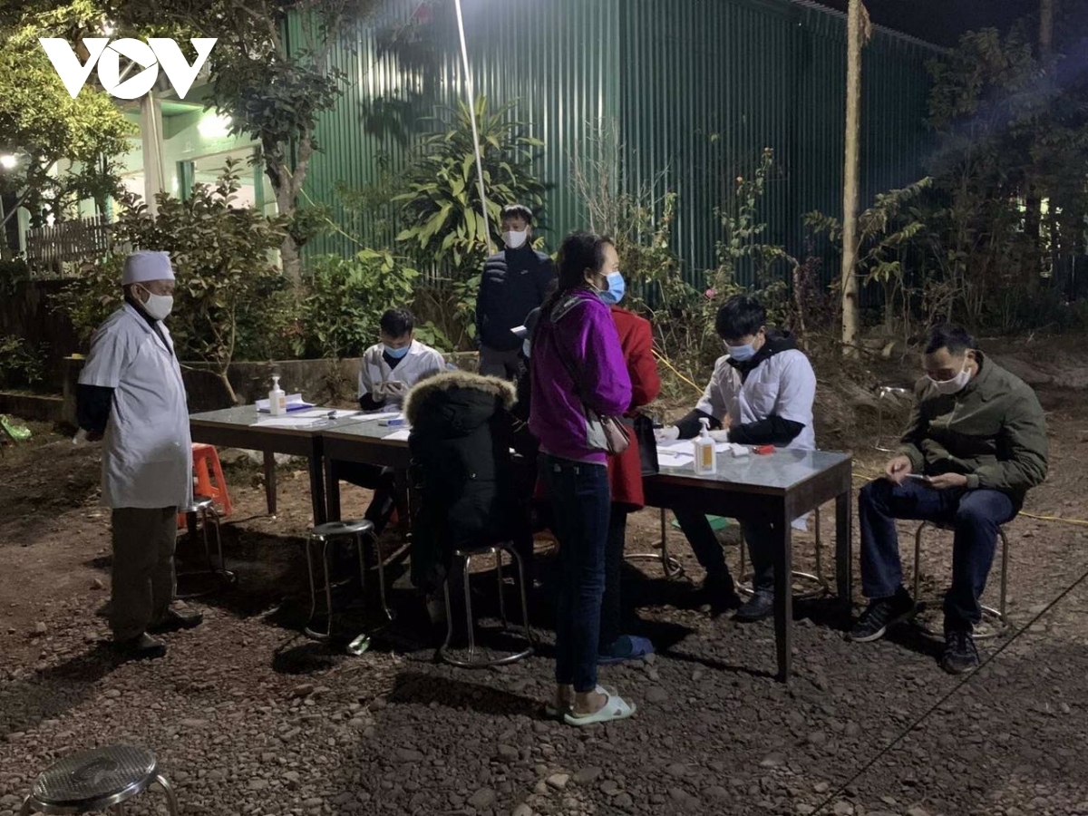 photos show midnight effort to set up check-points in quang ninh picture 12