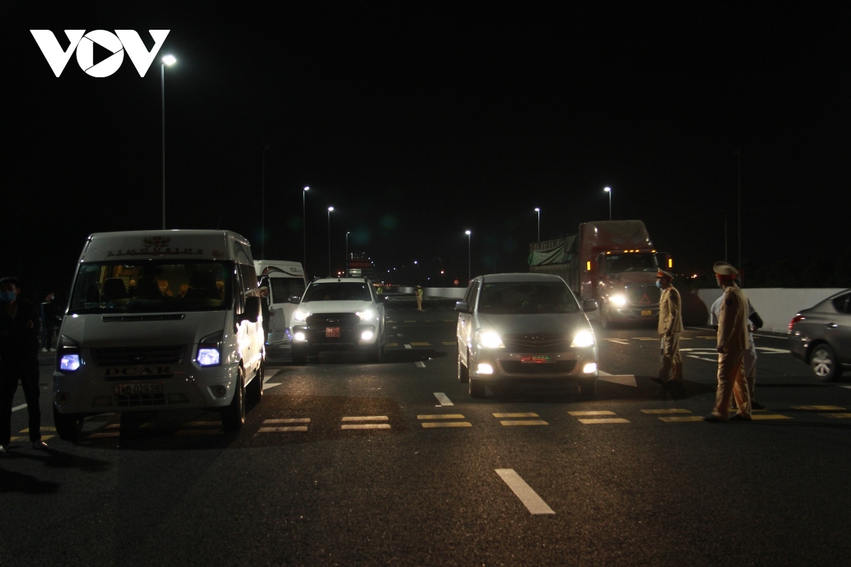 photos show midnight effort to set up check-points in quang ninh picture 14