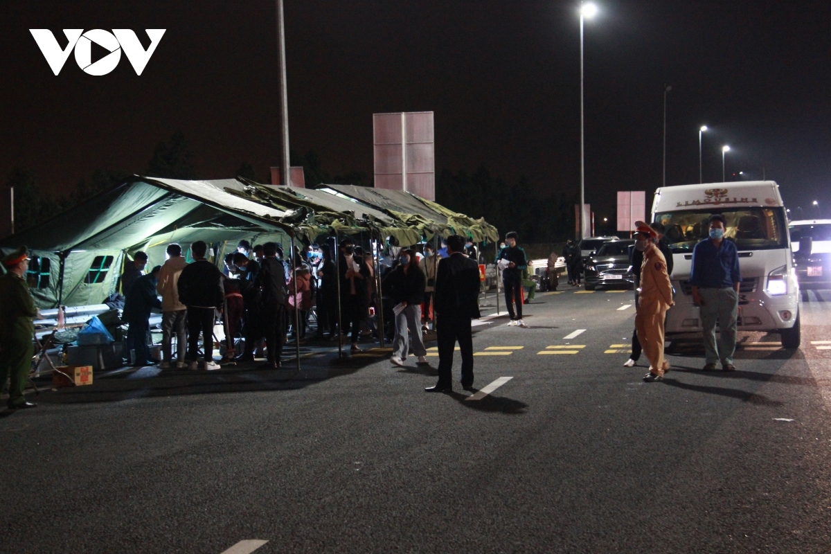 photos show midnight effort to set up check-points in quang ninh picture 15