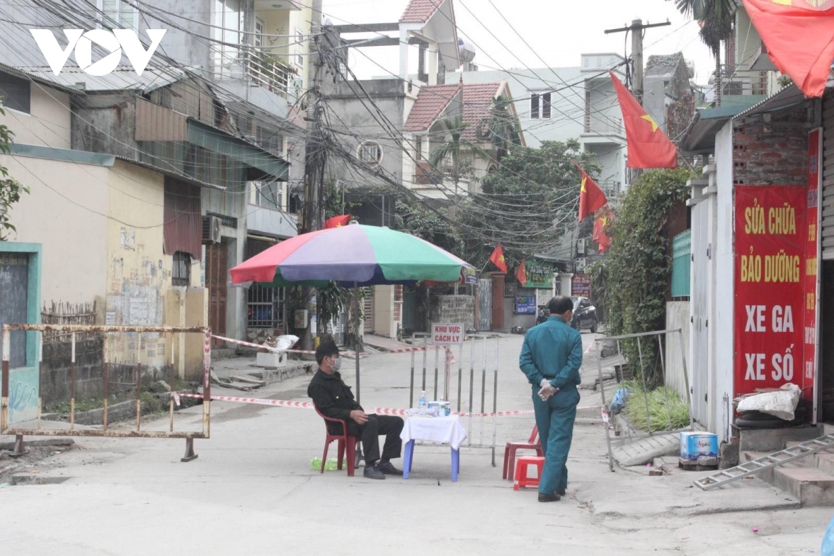 photos show midnight effort to set up check-points in quang ninh picture 1