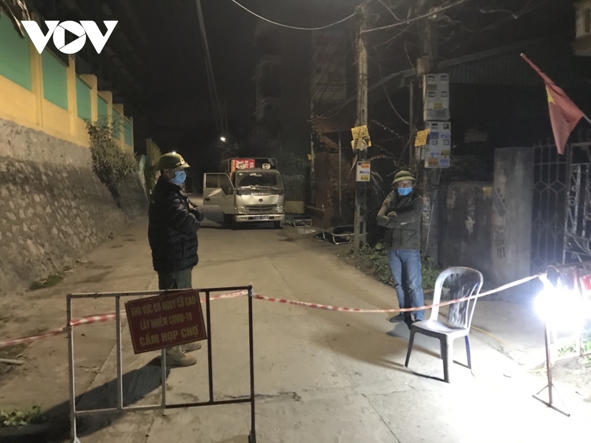 photos show midnight effort to set up check-points in quang ninh picture 2