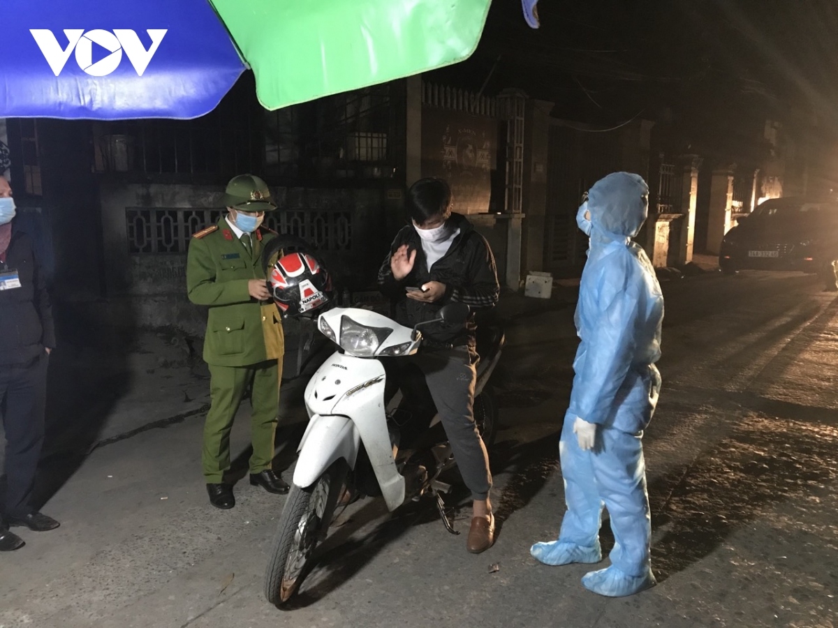 photos show midnight effort to set up check-points in quang ninh picture 4