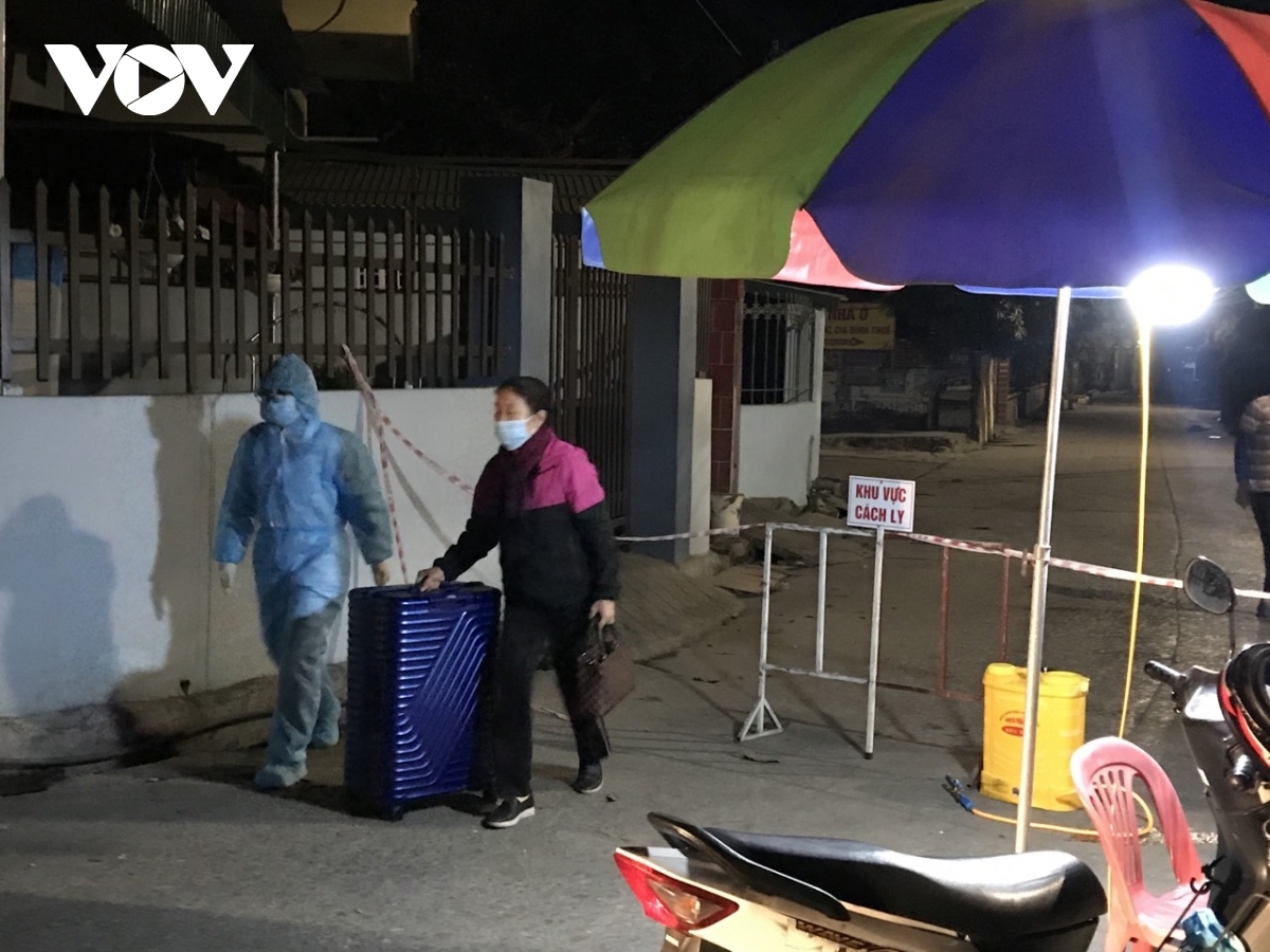 photos show midnight effort to set up check-points in quang ninh picture 5