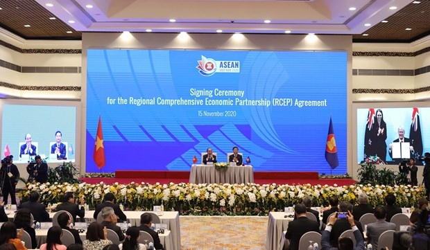 Prime Minister Nguyen Xuan Phuc, as Chair of ASEAN in 2020, witnesses the signing of the Regional Comprehensive Economic Partnership (RCEP) agreement