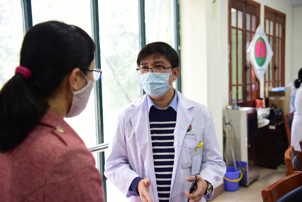 Doctors and nurses of the Central Lung Hospital and E Hospital are on hand to test everyone.