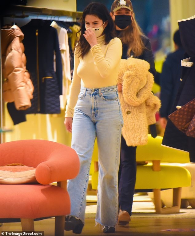 selena gomez vui ve di mua sam khi duoc nghi quay phim hinh anh 1