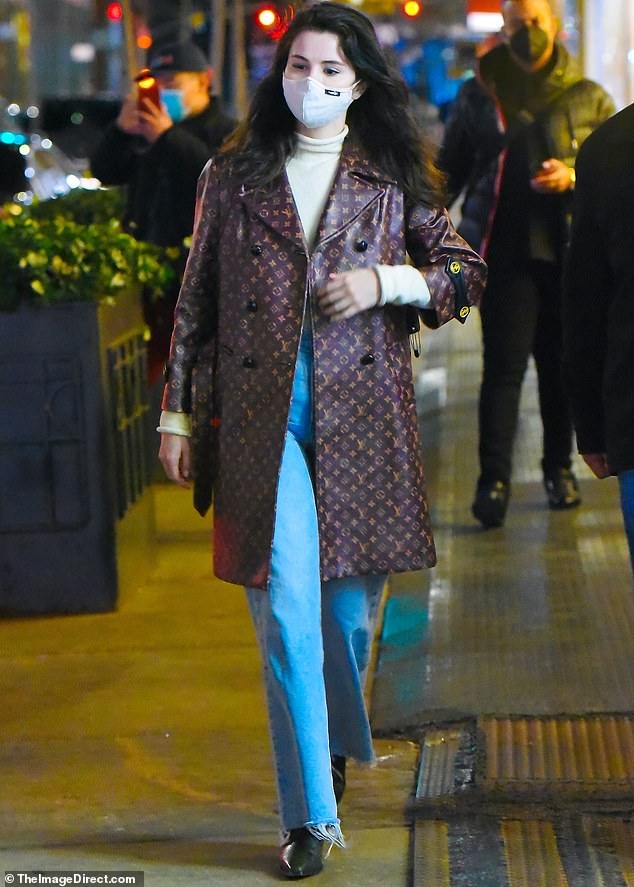 selena gomez vui ve di mua sam khi duoc nghi quay phim hinh anh 3