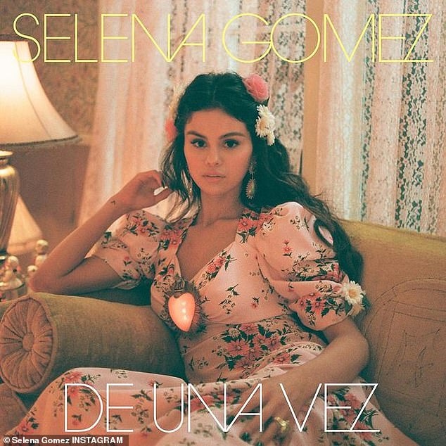 selena gomez vui ve di mua sam khi duoc nghi quay phim hinh anh 7