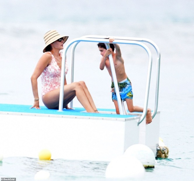 ban gai ong trum simon cowell dien ao tam khoe body goi cam tren bai bien hinh anh 7