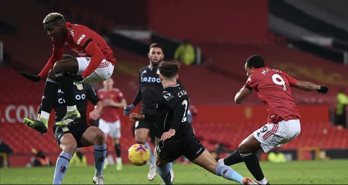 Tình huống Martial thử thách Martinez. (Ảnh: PremierLeague.com)