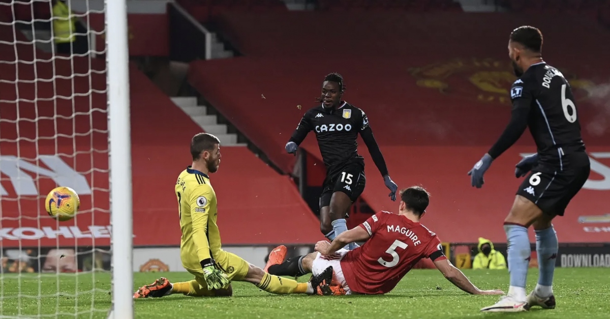 Tình huống Traore quân bình tỷ số 1-1 cho Aston Villa trước MU. (Ảnh: Getty).