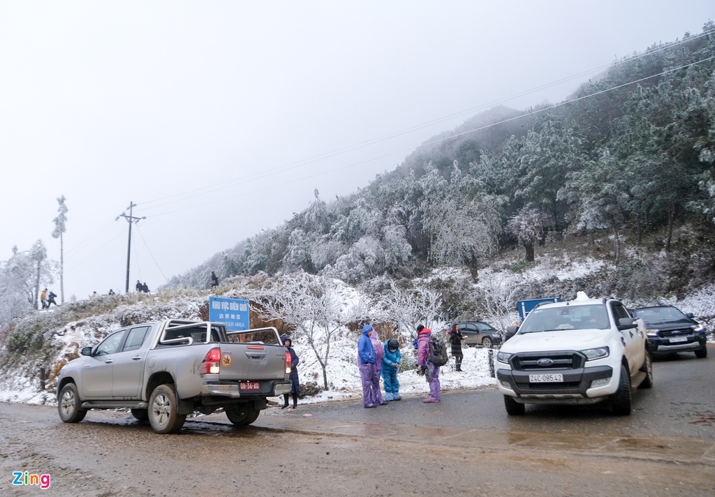 tourists rush to northern commune to snap photos with snow picture 1