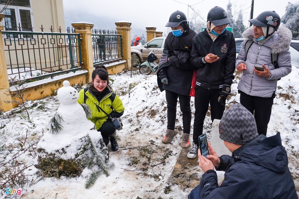 tourists rush to northern commune to snap photos with snow picture 3