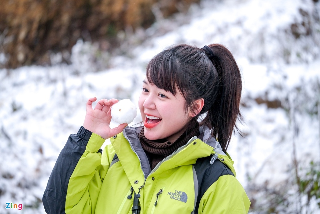 tourists rush to northern commune to snap photos with snow picture 4