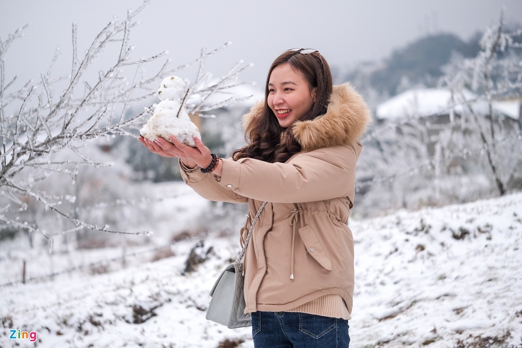 tourists rush to northern commune to snap photos with snow picture 6