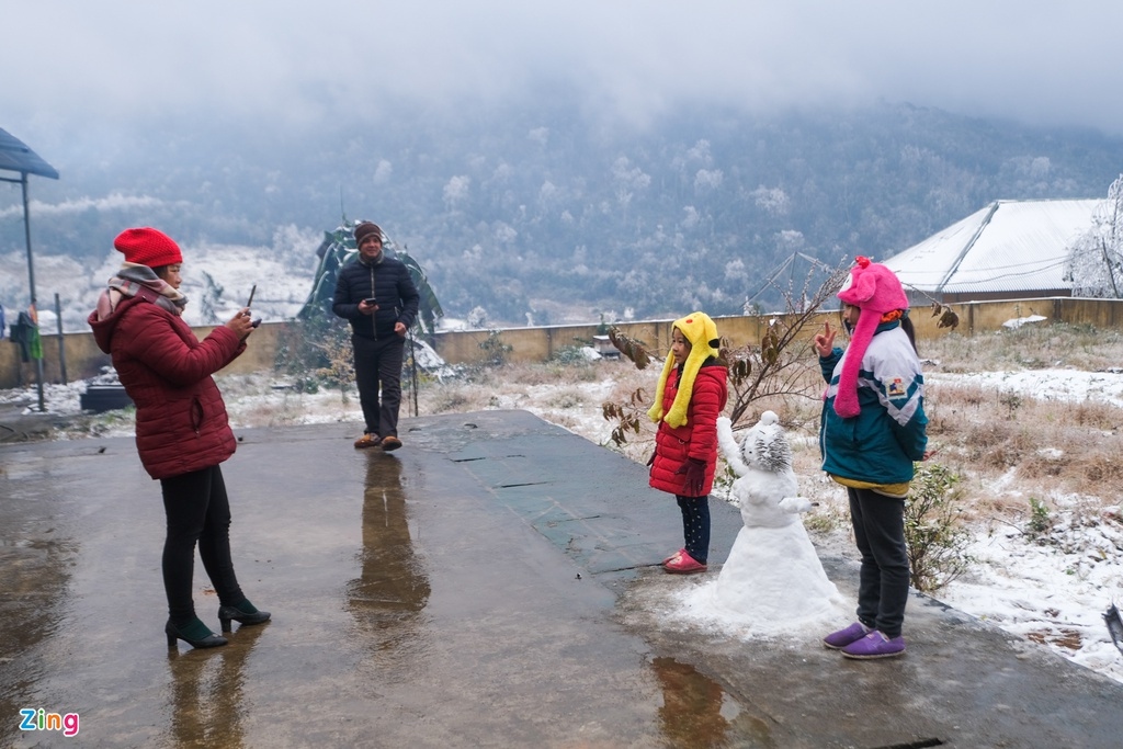 tourists rush to northern commune to snap photos with snow picture 7