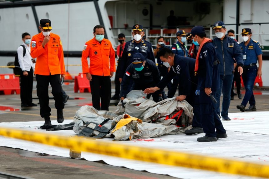 Công tác cứu hộ được triển khai sau vụ tai nạn máy bay ngoài khơi Jakarta, Indonesia. Ảnh: Straits Times