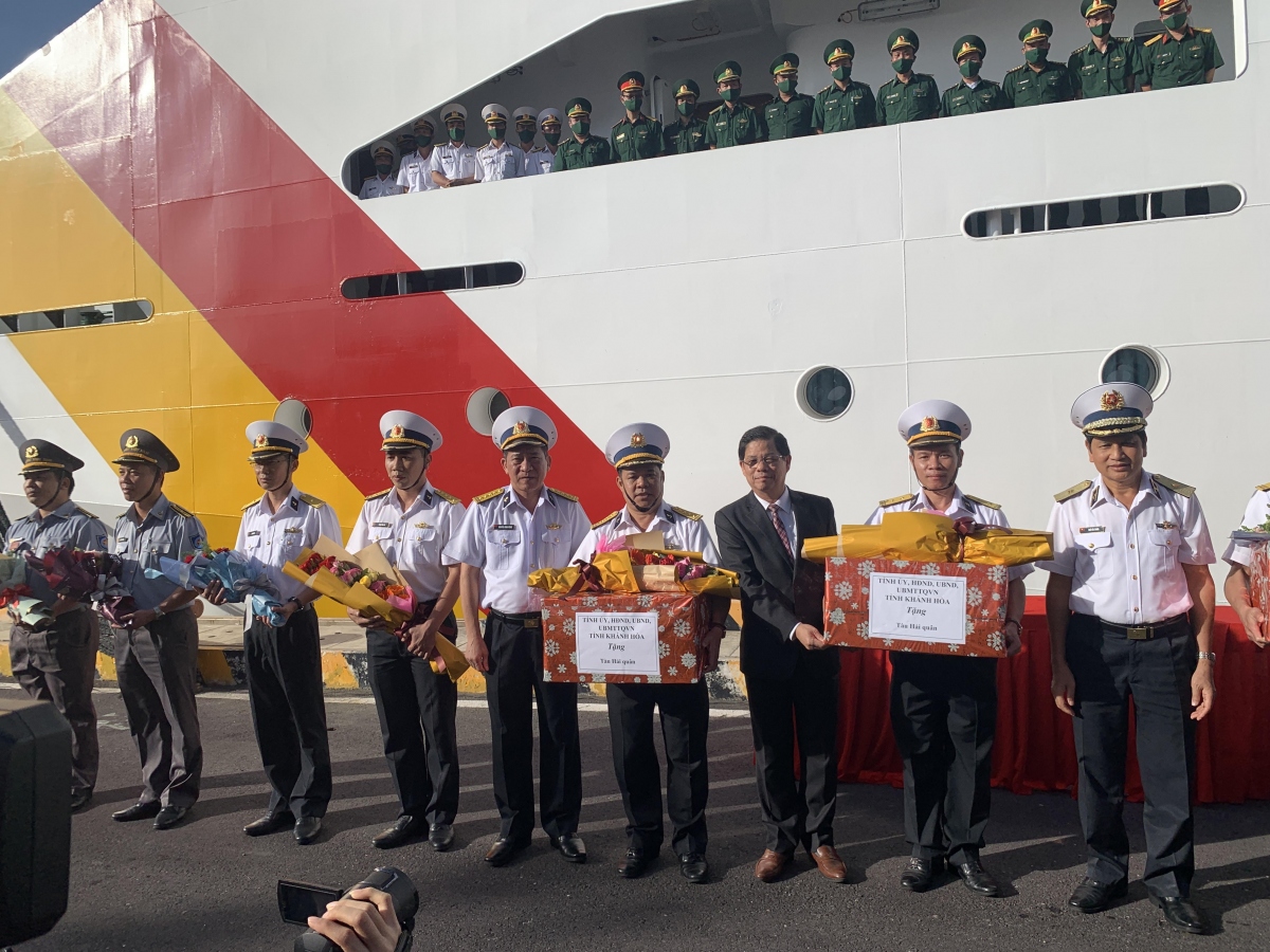 tau roi quan cang cam ranh, mang xuan den truong sa hinh anh 2