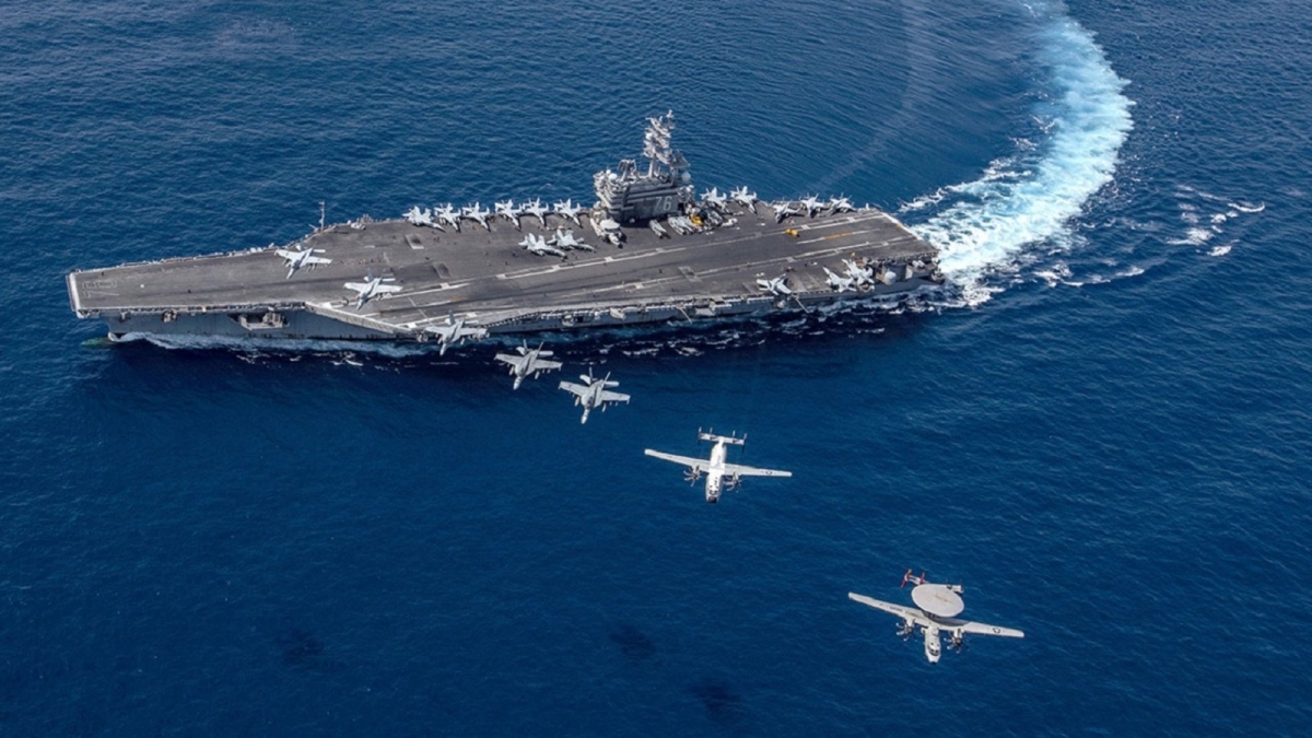 Tàu sân bay USS Ronald Reagan cùng các máy bay Mỹ ở Biển Đông. Ảnh: Hải quân Mỹ