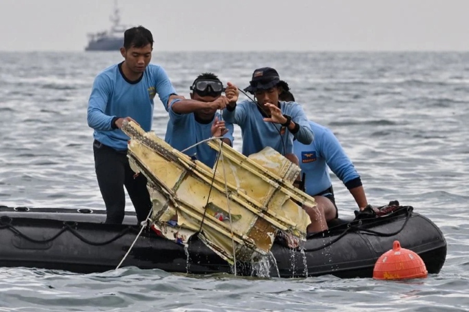 indonesia tiep tuc tim kiem hop den va nan nhan vu roi may bay hinh anh 1