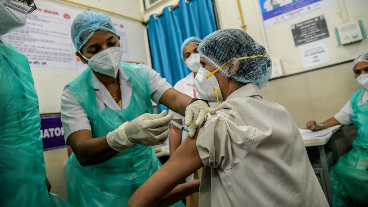 Ấn Độ đã ghi nhận tổng cộng 580 trường hợp phản ứng với thuốc, trong đó có 2 người tử vong sau khi được tiêm vaccine Covid-19. Ảnh: New York Times