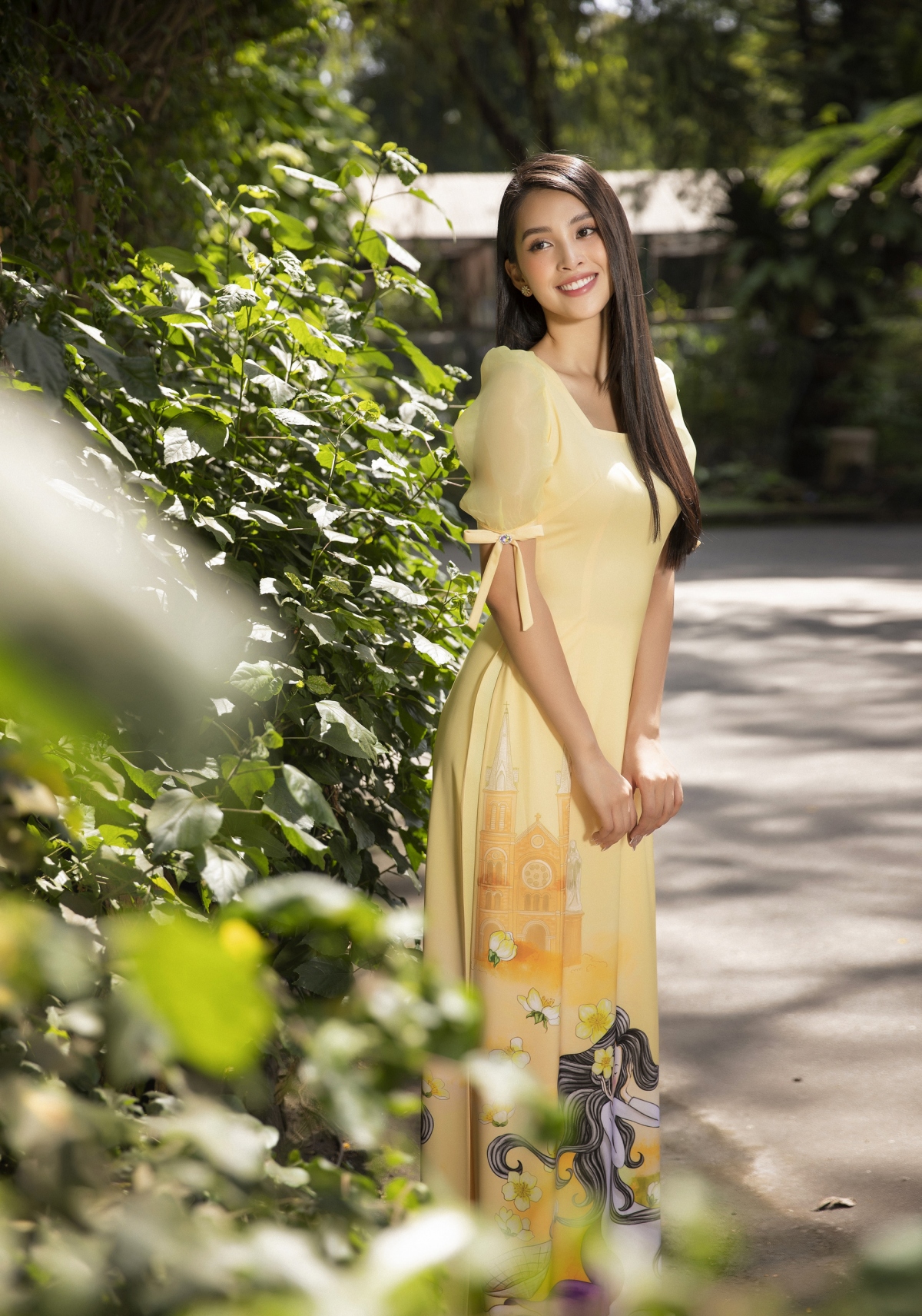 hoa hau tieu vy khoe sac trong ao dai tet tre trung nang dong hinh anh 7