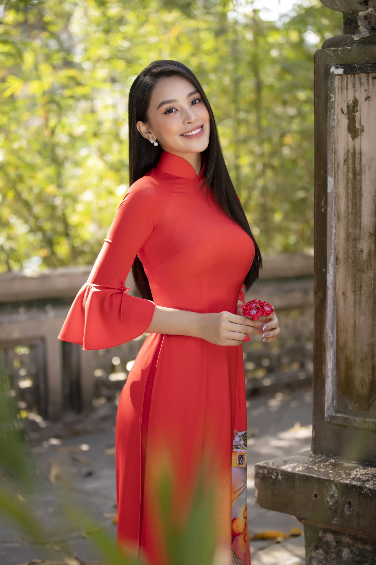 hoa hau tieu vy khoe sac trong ao dai tet tre trung nang dong hinh anh 11