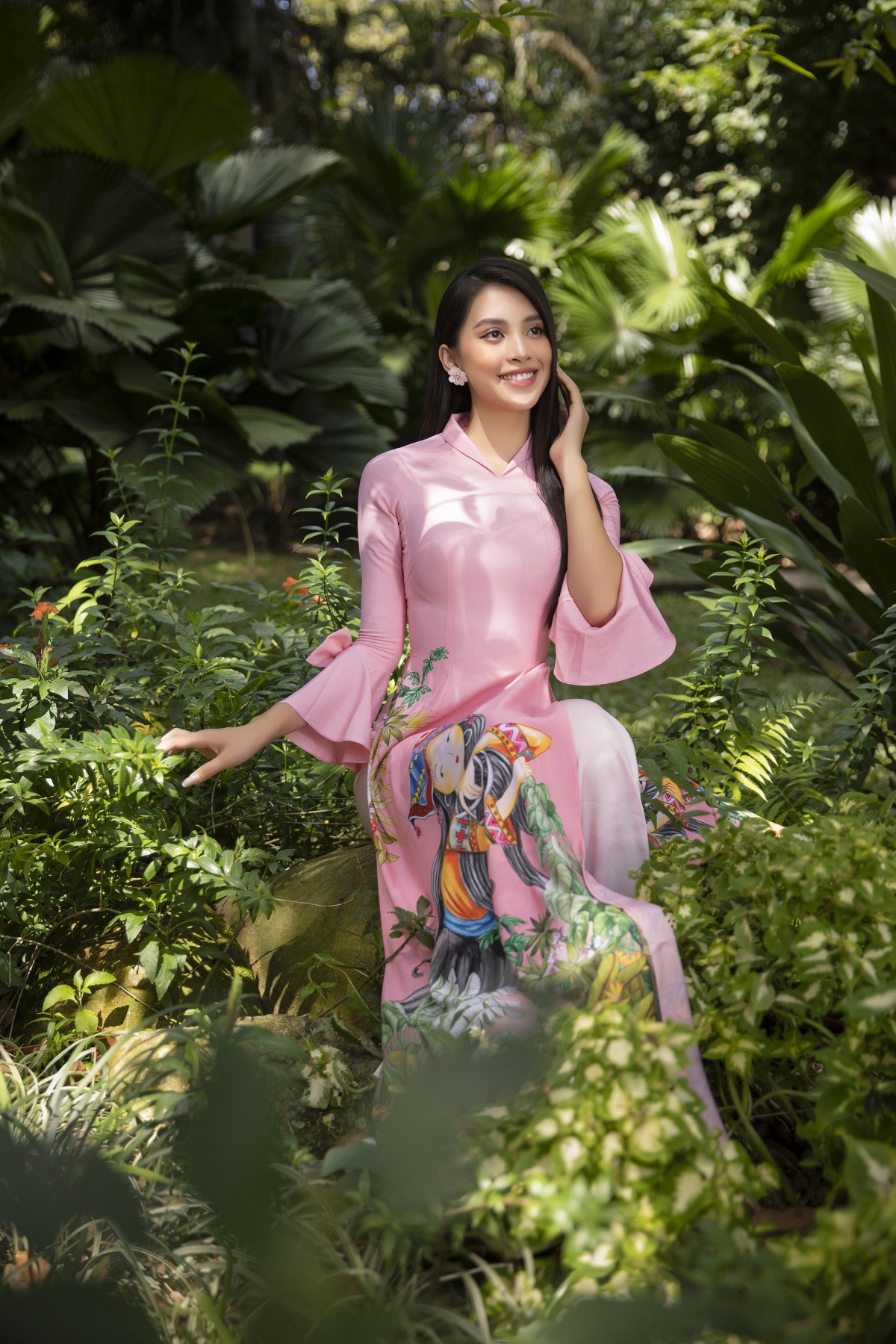 hoa hau tieu vy khoe sac trong ao dai tet tre trung nang dong hinh anh 6