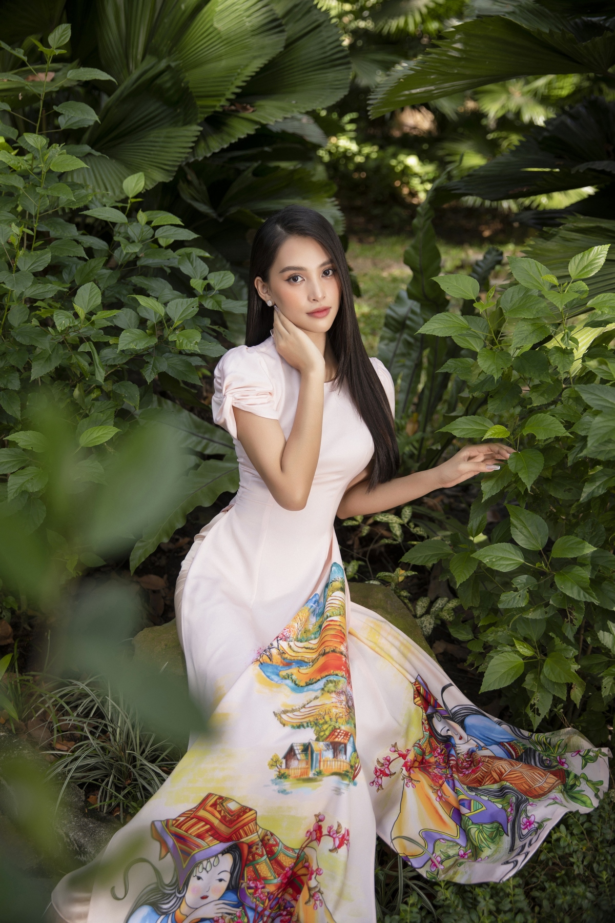 hoa hau tieu vy khoe sac trong ao dai tet tre trung nang dong hinh anh 2