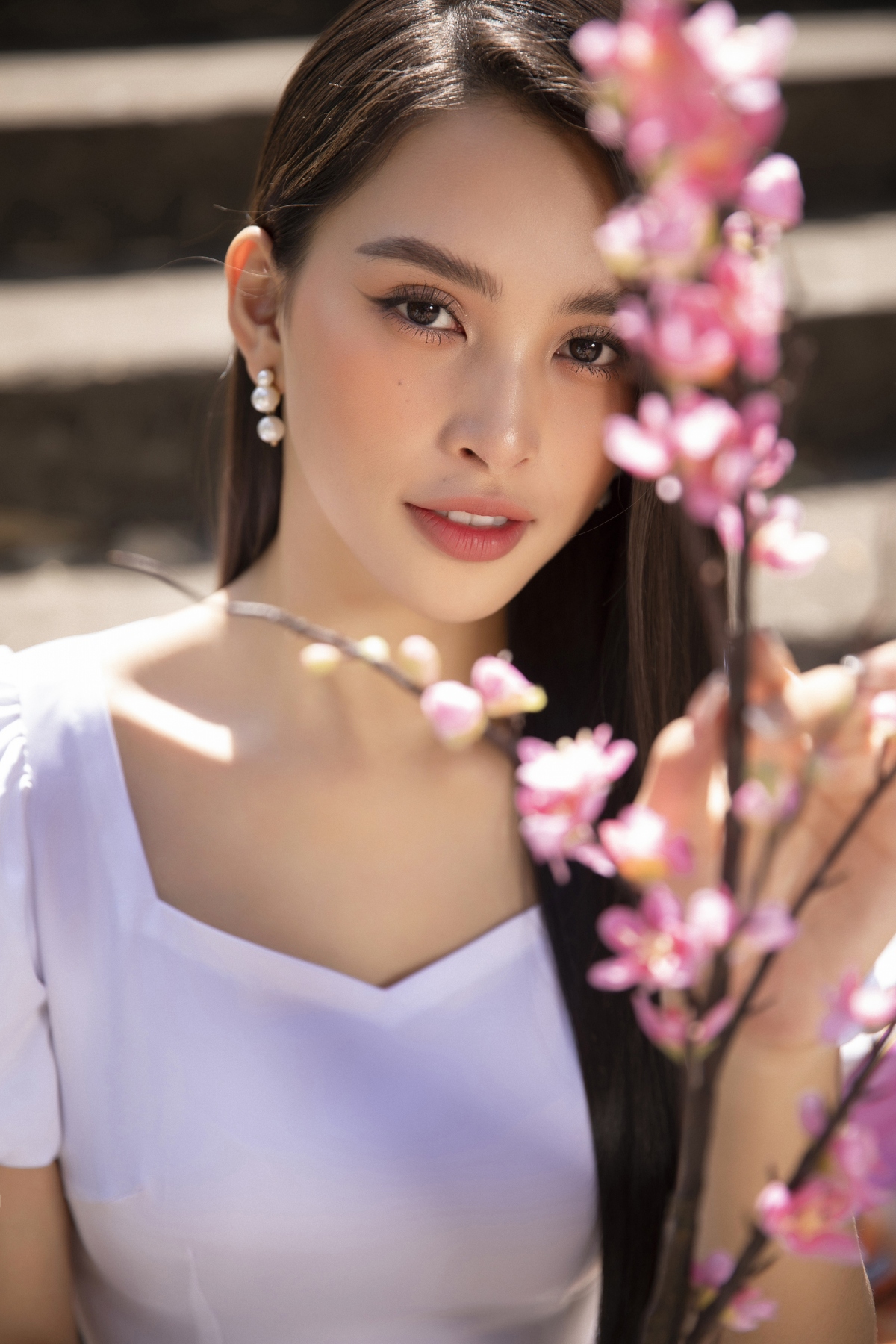 hoa hau tieu vy khoe sac trong ao dai tet tre trung nang dong hinh anh 1